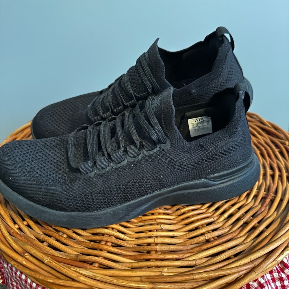 APL techloom breeze 7.5 shoes